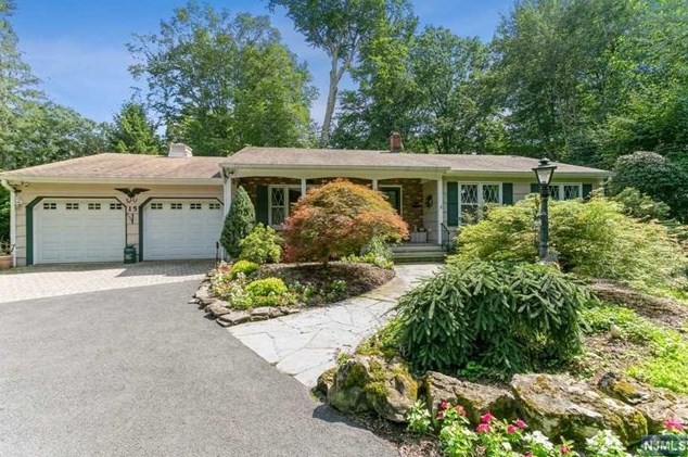 15 Franklin St, Haworth, NJ 07641