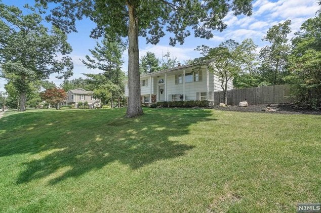 162 Manito Ave, Oakland, NJ 07436