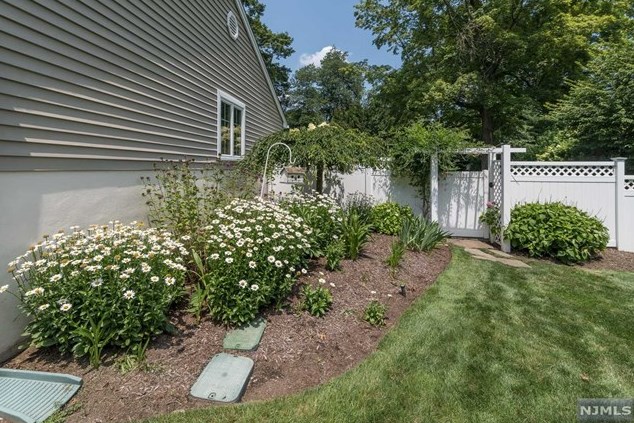 85 Lilyan St, Waldwick, NJ 07463-1308