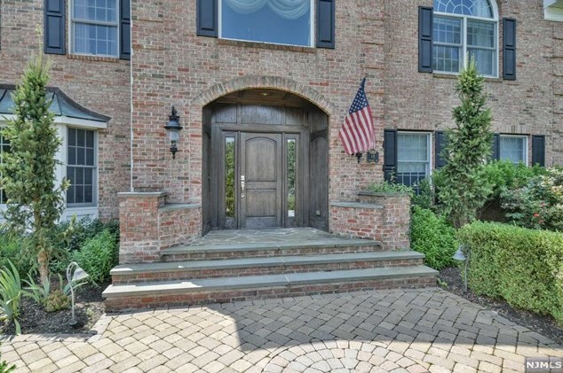 18 Seminary Dr, Mahwah, NJ 07430