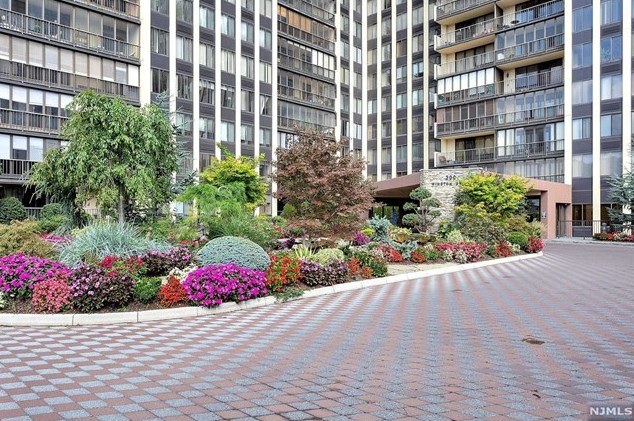 300 Winston Dr #811, Cliffside Park, NJ 07010