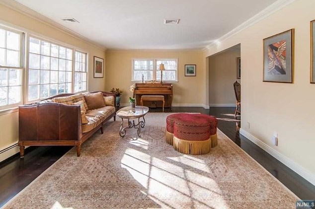 689 Knollwood Rd, Franklin Lakes, NJ 07417