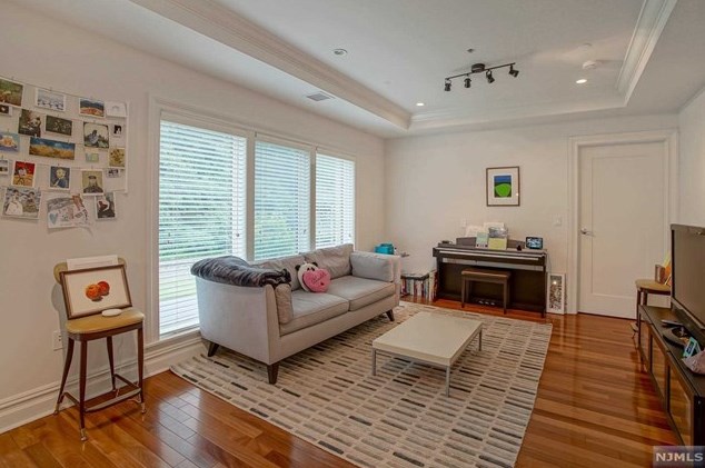35 Eton Row, Union City, NJ 07086