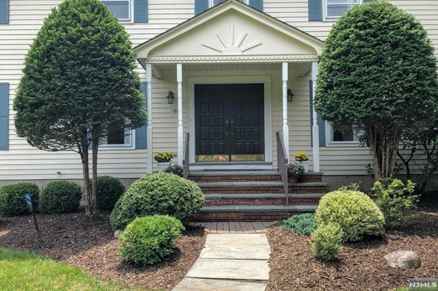 10 Sunrise Ln, Upper Saddle River, NJ 07458