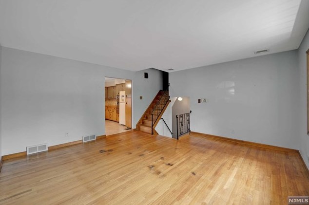 345 Green Ave, Lyndhurst NJ  07071-2232 exterior