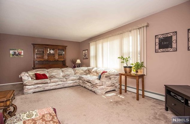 14 Church St, Elmwood Park, NJ 07407-1316