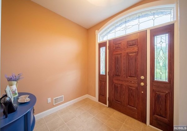 32 Candlewood Dr, Westwood NJ  07675-7055 exterior