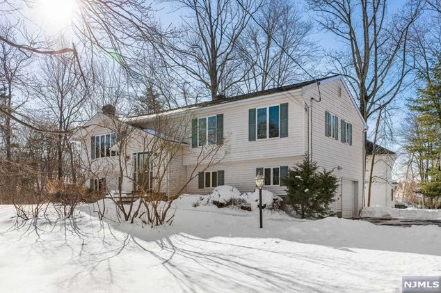 10 Hilltop Rd, Mahwah, NJ 07430