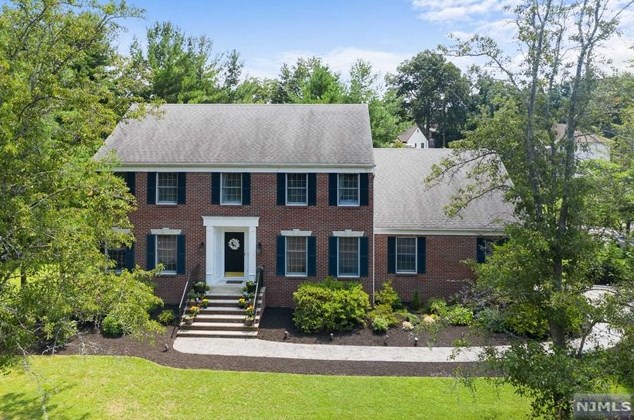 3 Stonewall Ct, Mahwah, NJ 07430