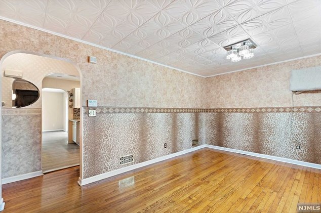 354 Kingsland Ave, Lyndhurst, NJ 07071-2734