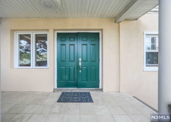 922 Poplar Ave, River Edge, NJ 07661