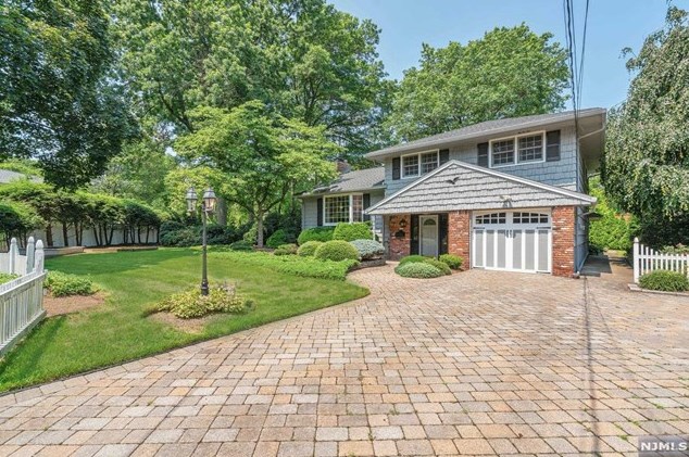 825 Stella Ct, Paramus, NJ 07652-3818