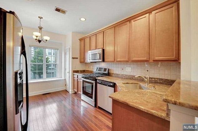 8 Mallard Pl, Secaucus NJ  07094-2930 exterior