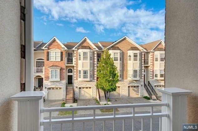 8 Mallard Pl, Secaucus NJ  07094-2930 exterior