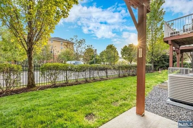 8 Mallard Pl, Secaucus NJ  07094-2930 exterior