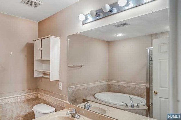 8 Mallard Pl, Secaucus NJ  07094-2930 exterior