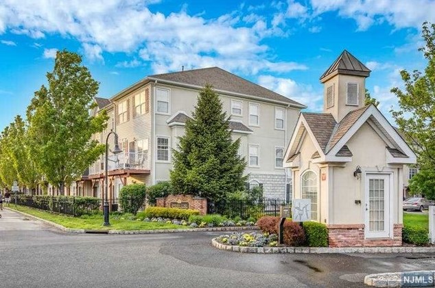 8 Mallard Pl, Secaucus NJ  07094-2930 exterior