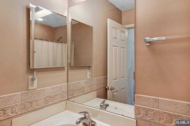 8 Mallard Pl, Secaucus NJ  07094-2930 exterior