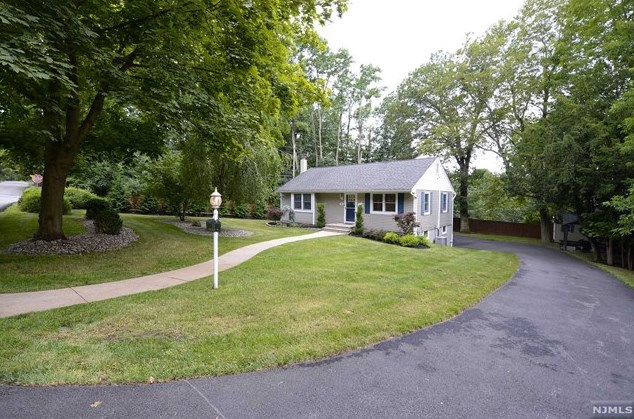 26 Maysenger Rd, Mahwah, NJ 07430