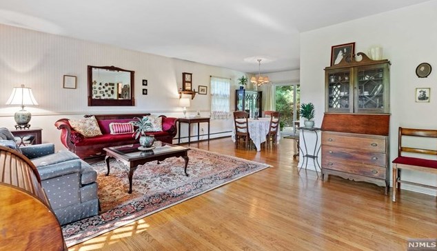 39 Ramapo Hills Blvd, Oakland, NJ 07436