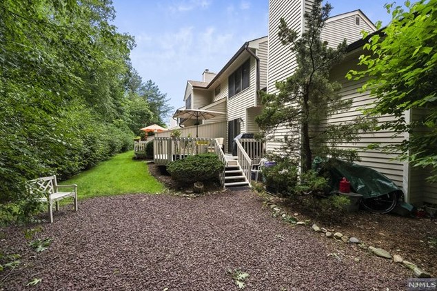 43 Bentley Dr, Franklin Lakes, NJ 07417