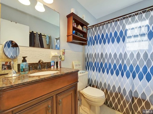 39 Knox Ter, Wayne NJ  07470-7951 exterior