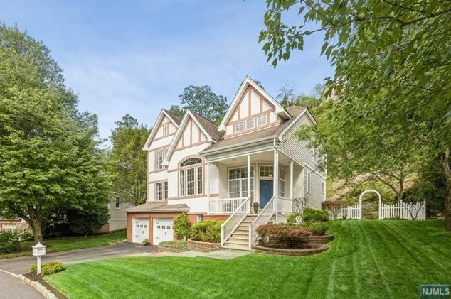 29 Hunters Run, Oakland, NJ 07436-2329
