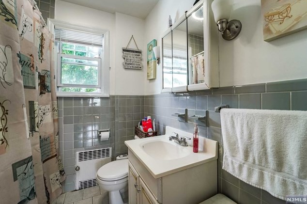 173 Central Ave, Bergenfield NJ 07621-1209 exterior