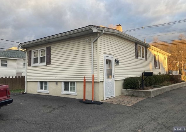 573 Goffle Rd, Wyckoff, NJ 07481