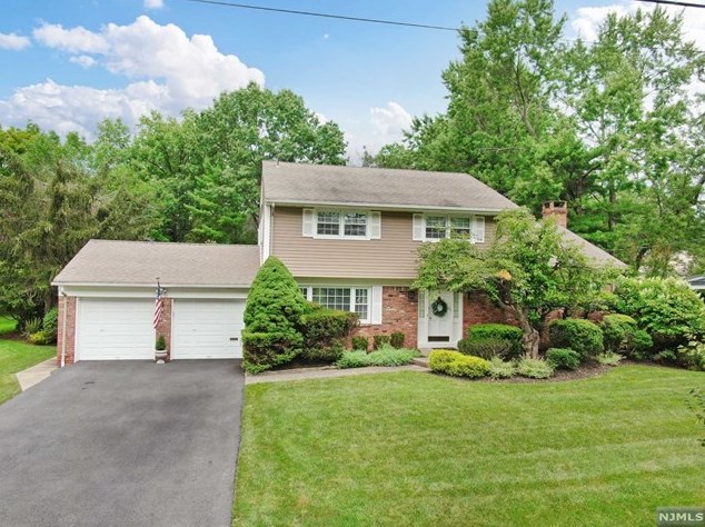 36 Merritt Dr, Oradell, NJ 07649