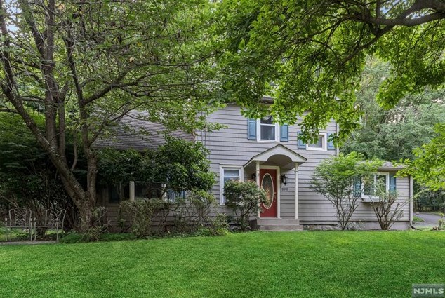 390 Mountain Ave, Franklin Lakes, NJ 07417
