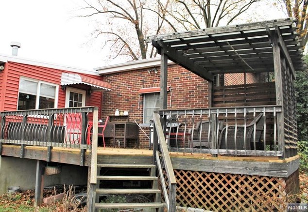 244 Meadow Ln, Secaucus NJ  07094-4317 exterior