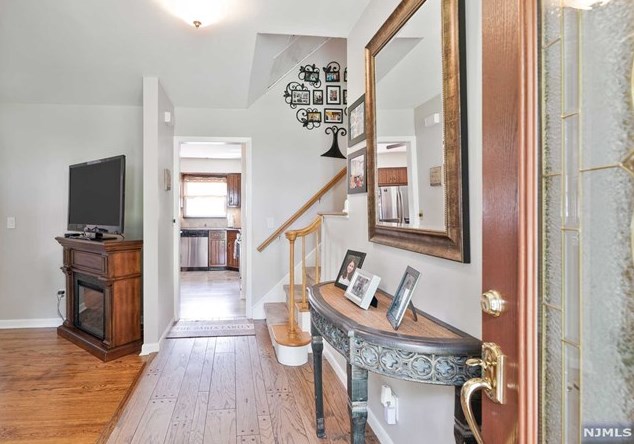 597 Mazur Ave, Paramus, NJ 07652-1722