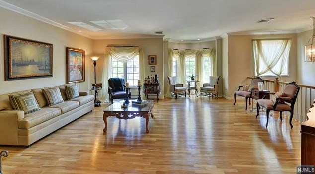 16 Sherbrooke Ct, Upper Saddle River, NJ 07458