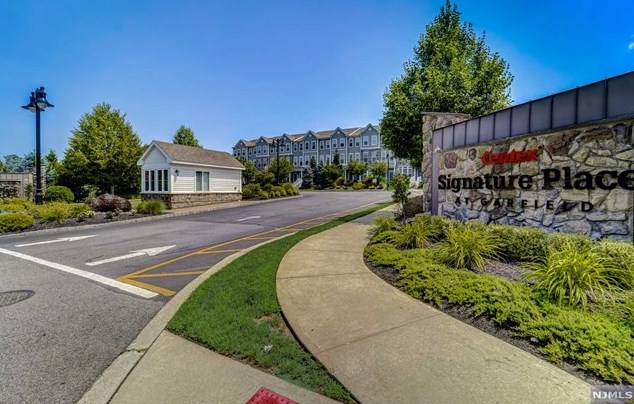 7 Clover Ln, Outwater, NJ 07026
