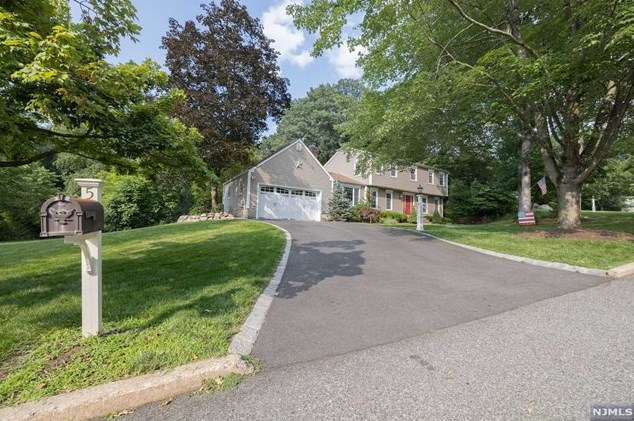5 Monroe Dr, Mahwah, NJ 07430