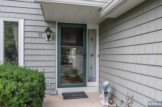 31 Erskine Ct, Mahwah, NJ 07430