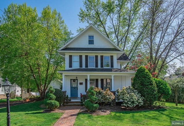 12 Mulder Ln, Midland Pk, NJ 07432-1614