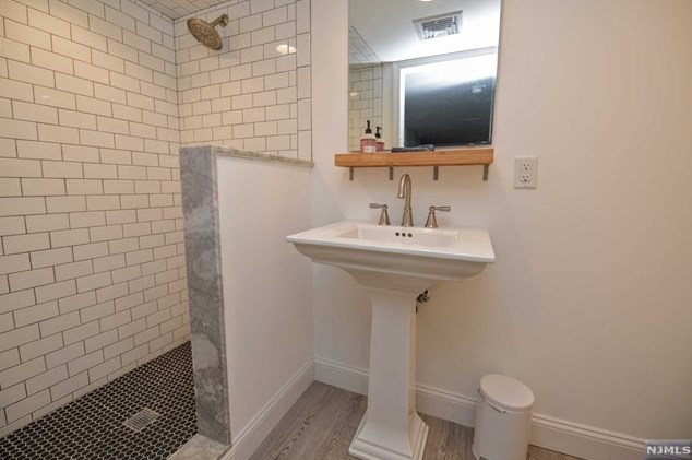 216 Godwin Ave, Wyckoff NJ  07481-2018 exterior