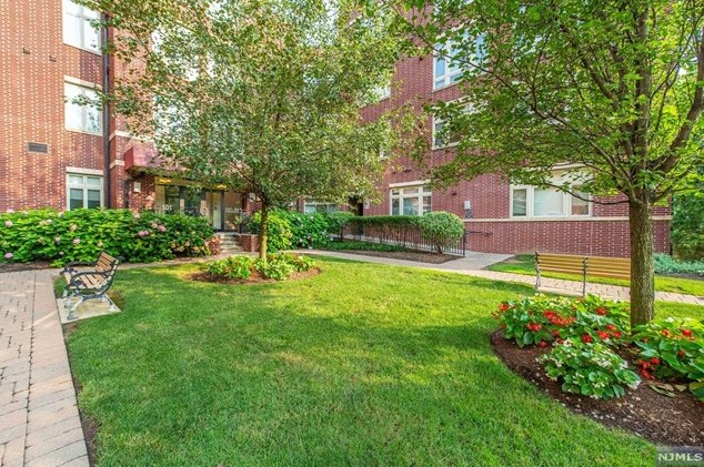 1126 Riverview Ave, Englewood, NJ 07631-8718
