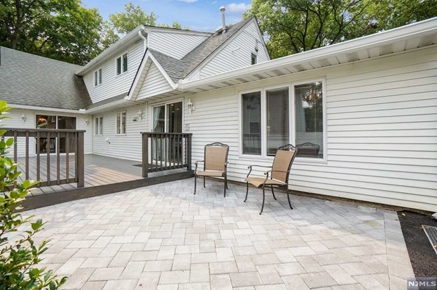 27 Benton Rd, Paramus, NJ 07652-2105