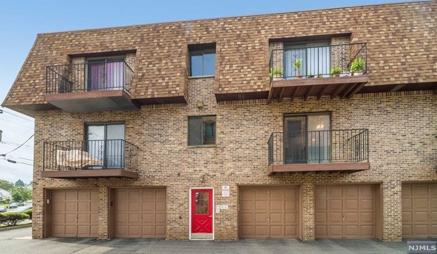 825 Riverside Ave, Lyndhurst NJ  07071-3057 exterior