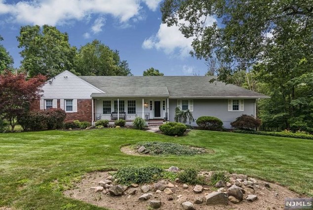 10 Ramapo Ln, Upper Saddle River, NJ 07458