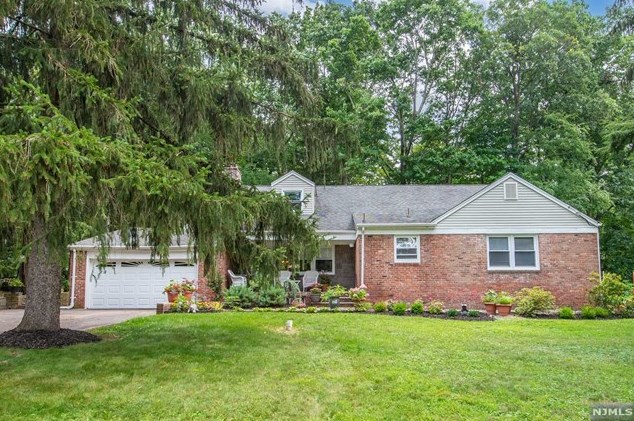40 Seminole Ave, Oakland, NJ 07436