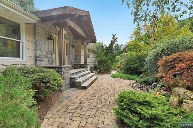 8 Edge Hill Ct, Westwood, NJ 07677-7913