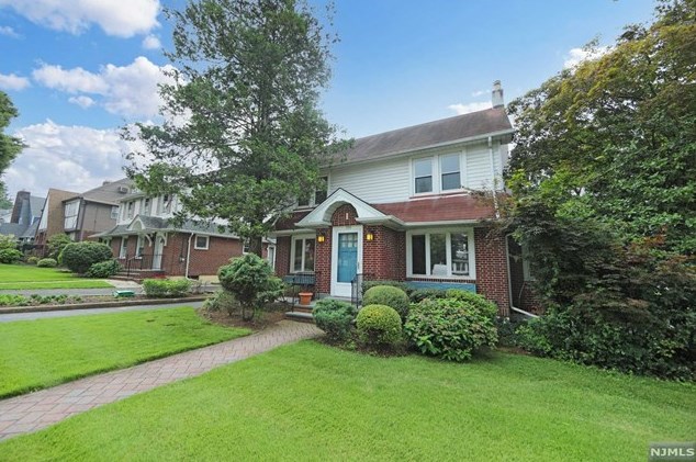 332 Vandelinda Ave, Teaneck, NJ 07666