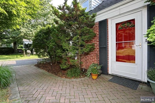 2 Eager Pl, Tenafly, NJ 07670