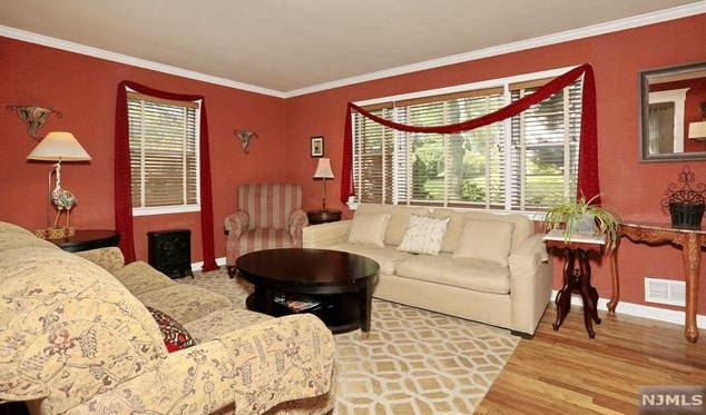 2 Eager Pl, Tenafly NJ  07670-1504 exterior