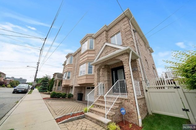 370 Tom Hunter Rd, West Fort Lee, NJ 07024-4609