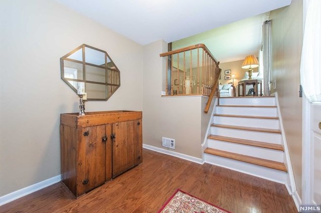 494 Booth Ct, Wyckoff, NJ 07481-2203